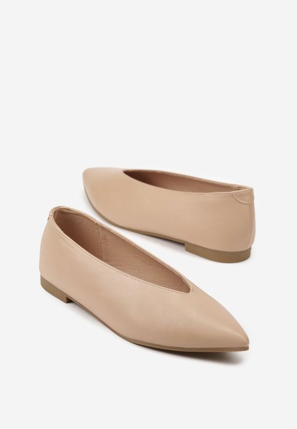 Renee - Ciemnobeżowe Balerinki Vices z Wkładką ze Skóry Naturalnej w Klasycznym Stylu Nalivee. Okazja: na co dzień. Kolor: beżowy. Materiał: skóra. Styl: klasyczny