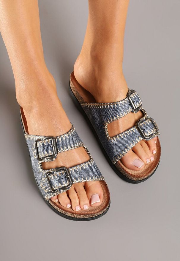 Born2be - Ciemnoniebieskie Klapki na Grubej Korkowej Podeszwie Ozdobione Przeszyciami Nuridara. Okazja: na co dzień. Kolor: niebieski. Materiał: jeans. Wzór: aplikacja. Styl: klasyczny, casual
