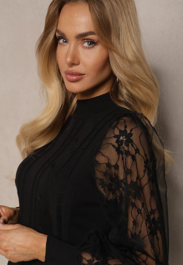 Renee - Czarny Golf ze Wstawkami z Siateczki na Rękawach Yelira. Okazja: na co dzień. Typ kołnierza: golf. Kolor: czarny. Materiał: jeans. Wzór: aplikacja. Styl: casual