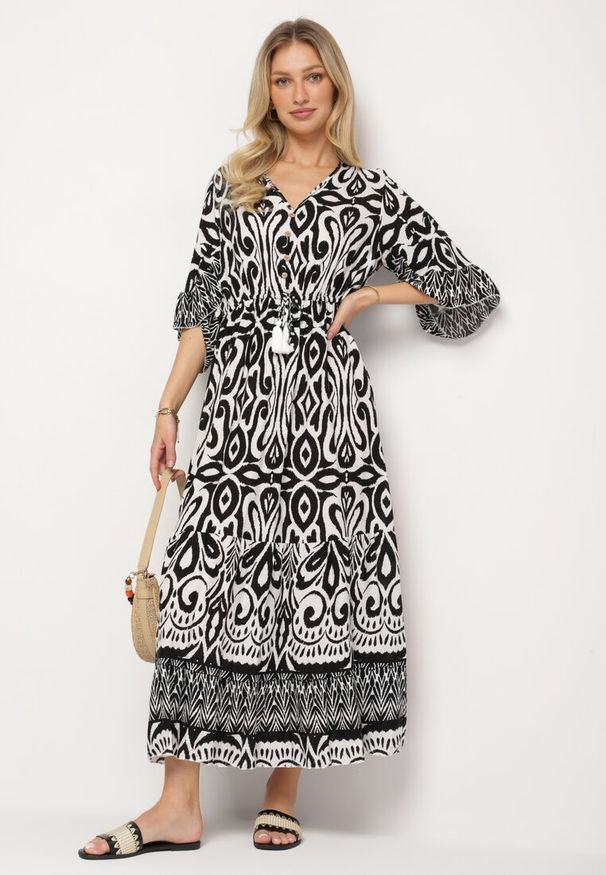 Born2be - Czarna Sukienka Bawełniana w Ornamentalny Wzór z Gumką w Talii Orrielle. Okazja: na co dzień. Typ kołnierza: dekolt w serek. Kolor: czarny. Materiał: bawełna. Typ sukienki: sportowe. Styl: casual, sportowy