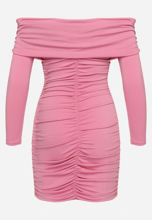 Born2be - Fuksjowa Dopasowana Sukienka Hiszpanka z Marszczeniami Ailisma. Typ kołnierza: dekolt hiszpanka. Kolor: różowy. Styl: elegancki