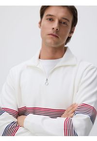 Reserved - Bluza z wysoką stójką - biały. Typ kołnierza: kołnierzyk stójkowy. Kolor: biały. Materiał: dzianina, wiskoza #1