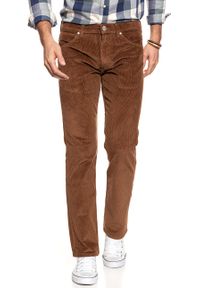 Wrangler - WRANGLER SPODNIE MĘSKIE GREENSBORO RUSSET BROWN W15QA2XMA. Materiał: sztruks