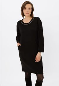 Volcano - Czarna sukienka G-DEVA. Okazja: na co dzień. Kolor: czarny. Materiał: poliester, skóra, materiał, elastan. Wzór: aplikacja. Typ sukienki: proste. Styl: casual, elegancki #1