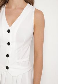 Born2be - Biała Sukienka Góra w Stylu Kamizelki i Rozkloszowany Dół Eviraia. Okazja: na co dzień. Typ kołnierza: dekolt w kształcie V. Kolor: biały. Typ sukienki: rozkloszowane. Styl: klasyczny, casual #5