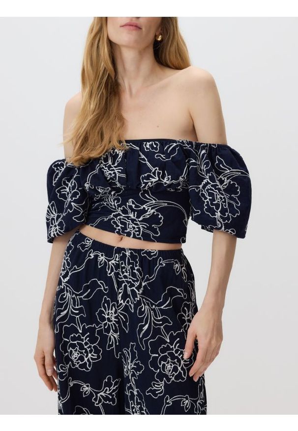 Reserved - Bluzka z haftem - granatowy. Kolor: niebieski. Materiał: dzianina, wiskoza. Długość: krótkie. Wzór: haft