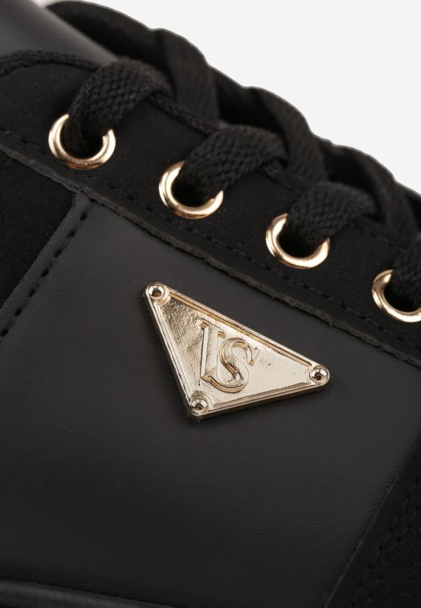 Born2be - Czarne Sneakersy VICES na Grubej Podeszwie z Tłoczeniami Zdobione Aplikacją Cezara. Okazja: na co dzień, do pracy. Kolor: czarny. Materiał: jeans. Wzór: aplikacja