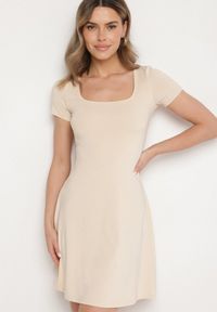 Born2be - Jasnobeżowa Rozkloszowana Sukienka z Wiskozą i Kwadratowym Dekoltem Milirella. Okazja: na co dzień. Typ kołnierza: dekolt kwadratowy. Kolor: beżowy. Materiał: wiskoza. Styl: klasyczny, casual, elegancki #3