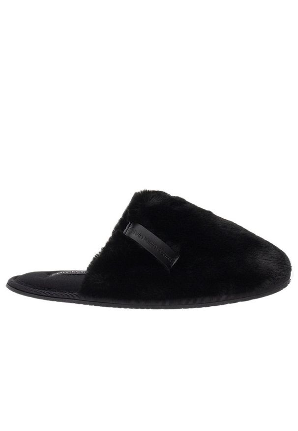 Buty Calvin Klein Hotel Slipper Fur After Glow YW0YW01593-0GJ - czarne. Kolor: czarny. Materiał: futro, poliester, jeans, polar. Szerokość cholewki: normalna. Sezon: zima