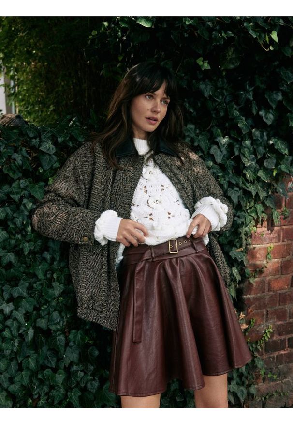 Reserved - Spódnica mini z paskiem - brązowy. Kolor: brązowy. Materiał: skóra