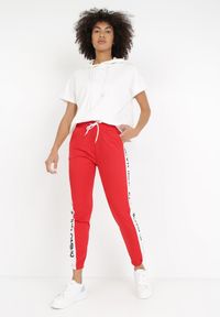 Born2be - Czerwone Spodnie Phinasia. Okazja: na co dzień. Kolor: czerwony. Długość: długie. Wzór: nadruk, aplikacja. Styl: casual, elegancki, sportowy
