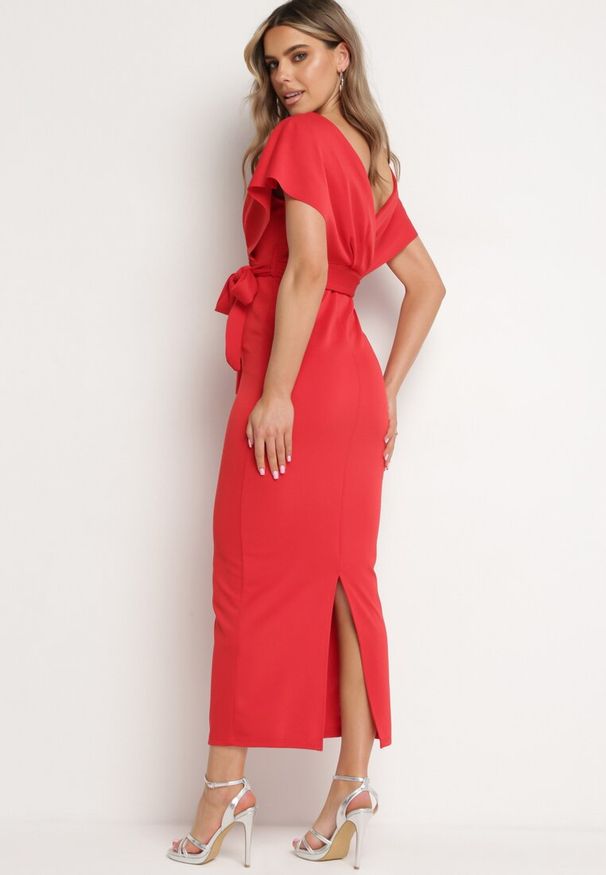 Born2be - Czerwona Wieczorowa Sukienka z Kopertowym Dekoltem i Rozcięciem z Materiałowym Paskiem Vorni. Okazja: na co dzień. Kolor: czerwony. Materiał: materiał. Typ sukienki: kopertowe. Styl: wizytowy