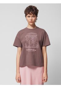 outhorn - T-shirt oversize z nadrukiem damski Outhorn - brązowy. Kolor: brązowy. Materiał: bawełna, dzianina. Długość rękawa: krótki rękaw. Długość: krótkie. Wzór: nadruk #1