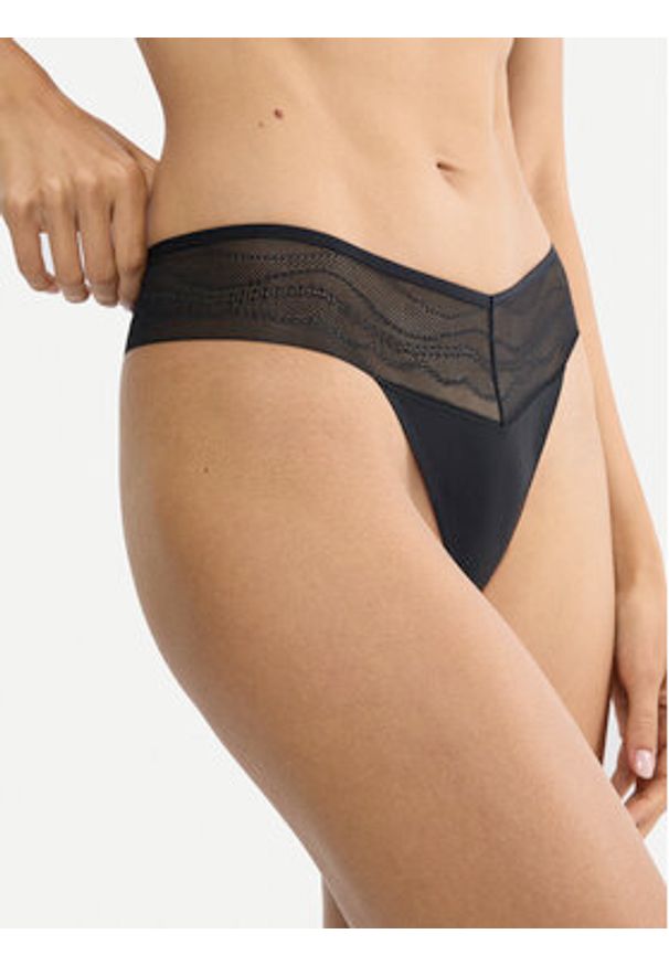 Triumph Stringi Breathe & Lift Smart 10226446 Czarny. Kolor: czarny. Materiał: syntetyk