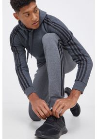 Adidas - adidas Bluza męska kolor szary z kapturem z aplikacją. Typ kołnierza: kaptur. Kolor: szary. Materiał: materiał, bawełna. Wzór: aplikacja
