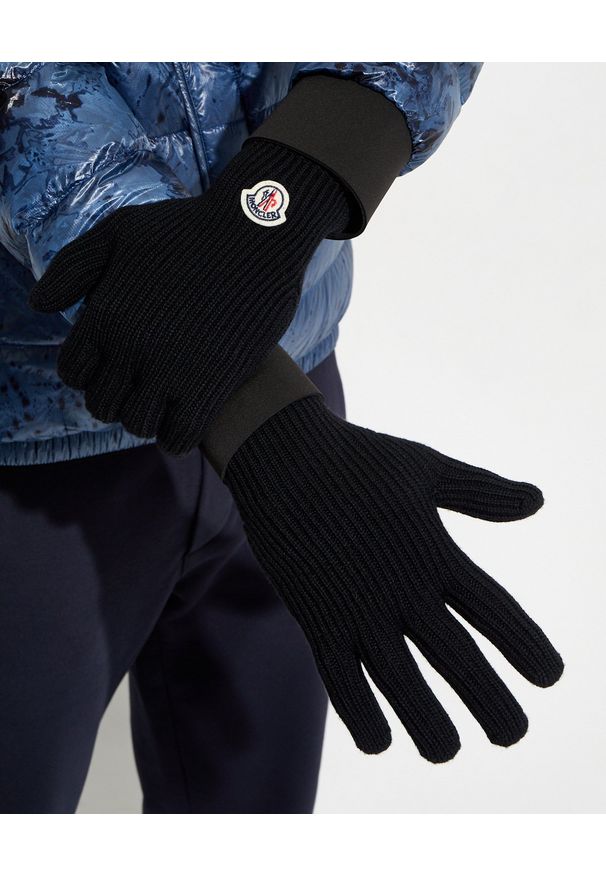 MONCLER - Czarne rękawiczki z logo. Kolor: czarny. Materiał: wełna. Wzór: aplikacja