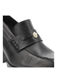 Czarne Półbuty Karino Eleganckie Skórzane Buty Na Obcasie. Okazja: na spotkanie biznesowe, na randkę. Zapięcie: bez zapięcia. Kolor: czarny. Szerokość cholewki: normalna. Wzór: aplikacja. Materiał: skóra. Obcas: na obcasie. Styl: elegancki. Wysokość obcasa: średni