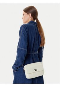 Calvin Klein Torebka Ck Re-Lock Pocket Camera Bag LV04F3102G Écru. Kolor: kremowy. Materiał: skórzane #1