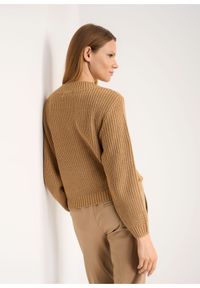 Ochnik - Beżowy sweter dekolt V damski. Okazja: na co dzień. Kolor: beżowy. Materiał: akryl. Długość: długie. Wzór: ze splotem. Styl: casual #3