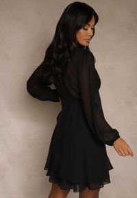 Renee - Czarna Siateczkowa Sukienka o Rozkloszowanym Kroju z Dekoltem w Serek Zennela. Okazja: na co dzień. Typ kołnierza: dekolt w serek. Kolor: czarny. Materiał: poliester, jeans. Typ sukienki: rozkloszowane. Styl: casual, elegancki #4