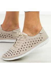 DiA - Beżowe skórzane ażurowe półbuty damskie Dia 644. Okazja: na spacer, na co dzień. Nosek buta: okrągły. Zapięcie: sznurówki. Kolor: beżowy. Szerokość cholewki: normalna. Wzór: ażurowy. Materiał: skóra. Sezon: wiosna, jesień, lato. Obcas: na płaskiej podeszwie. Styl: casual, elegancki, klasyczny #1