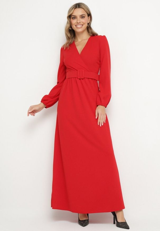 Born2be - Czerwona Rozkloszowana Sukienka Ozdobiona Paskiem w Talii Felirith. Okazja: na imprezę, na co dzień. Typ kołnierza: dekolt w kształcie V. Kolor: czerwony. Wzór: aplikacja. Typ sukienki: rozkloszowane. Styl: casual, elegancki