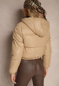 Renee - Ciemnobeżowa Pikowana Kurtka z Nieodpinanym Kapturem o Krótkim Kroju Tinneira. Okazja: na spacer. Kolor: beżowy. Materiał: jeans. Długość: krótkie. Styl: elegancki #4