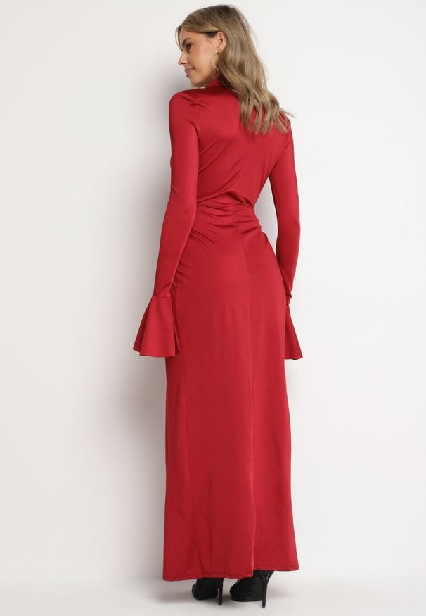 Born2be - Bordowa Koktajlowa Sukienka z Usztywnioną Linią Ramion i Rozkloszowanymi Rękawami Semirienne. Kolor: czerwony. Wzór: aplikacja. Styl: wizytowy