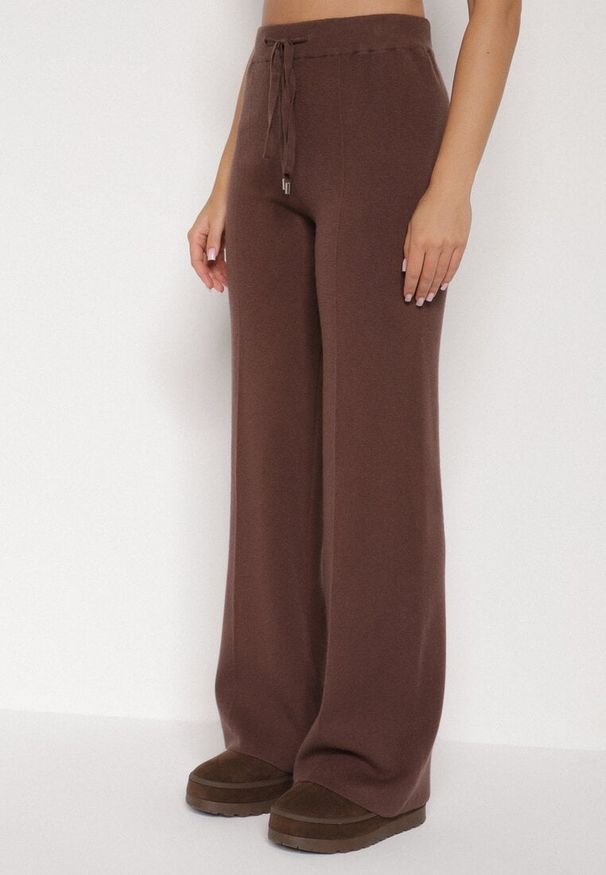 Born2be - Brązowe Spodnie Szerokie Spodnie z Wysokim Stanem z Domieszką Kaszmiru Nefrina. Okazja: na spacer, na co dzień. Stan: podwyższony. Kolor: brązowy. Materiał: kaszmir. Sezon: zima, jesień. Styl: casual, klasyczny