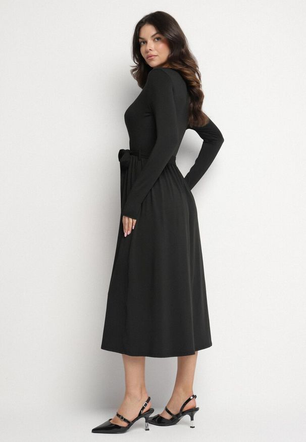 Born2be - Czarna Sukienka Kopertowa z Wiskozą Wiązana w Talii Drestalia. Okazja: na co dzień. Typ kołnierza: dekolt w kształcie V. Kolor: czarny. Materiał: wiskoza. Długość rękawa: długi rękaw. Typ sukienki: kopertowe. Styl: klasyczny, casual