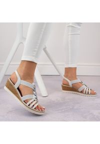 Komfortowe sandały damskie na koturnie wsuwane z gumkami Remonte R6264-80 srebrny. Zapięcie: bez zapięcia. Kolor: srebrny. Obcas: na koturnie #4