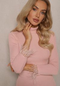 Renee - Jasnoróżowy Golf z Prążkowanego Materiału z Wiskozą Zdobiony Wstawkami z Piór Ittania. Typ kołnierza: golf. Kolor: różowy. Materiał: wiskoza, materiał, prążkowany. Wzór: aplikacja. Sezon: zima #3