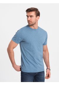 Ombre Clothing - Męski t-shirt fullprint z kolorowymi literami - niebieski denim V4. Okazja: na co dzień. Kolor: niebieski. Materiał: denim. Wzór: kolorowy. Styl: klasyczny, casual #3