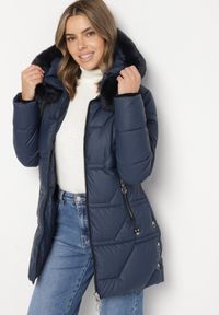 Born2be - Granatowa Taliowana Kurtka Pikowana z Kapturem z Futrem Nalaseva. Okazja: na co dzień. Typ kołnierza: kaptur. Kolor: niebieski. Materiał: futro. Sezon: zima. Styl: casual, elegancki #4
