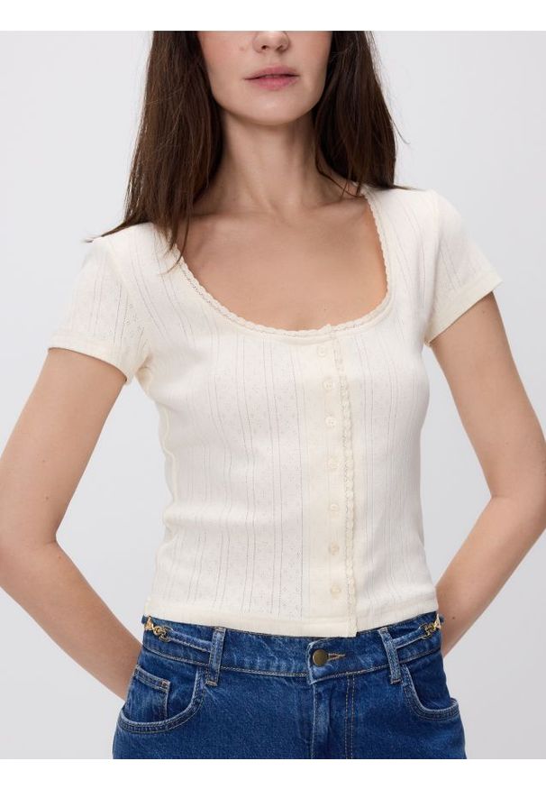 Reserved - Bawełniany t-shirt z guzikami - złamana biel. Materiał: bawełna