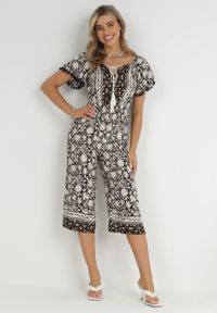 Born2be - Czarny Kombinezon Hesonia. Kolor: czarny. Długość rękawa: krótki rękaw. Długość: krótkie. Wzór: ażurowy, aplikacja, kwiaty. Styl: wakacyjny, boho #2