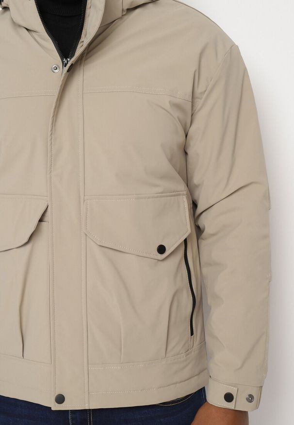 Born2be - Beżowa Kurtka z Odpinanym Kapturem i Podwójnymi Kieszeniami Zapinana na Napy i Suwak Mivaline. Okazja: na co dzień. Kolor: beżowy. Materiał: jeans, skóra. Styl: casual, klasyczny