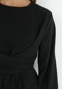 Born2be - Czarna Sukienka Rozkloszowana z Gumką w Pasie Selnaedo. Okazja: na randkę. Kolor: czarny. Materiał: tkanina. Długość rękawa: długi rękaw. Wzór: gładki. Styl: klasyczny #2