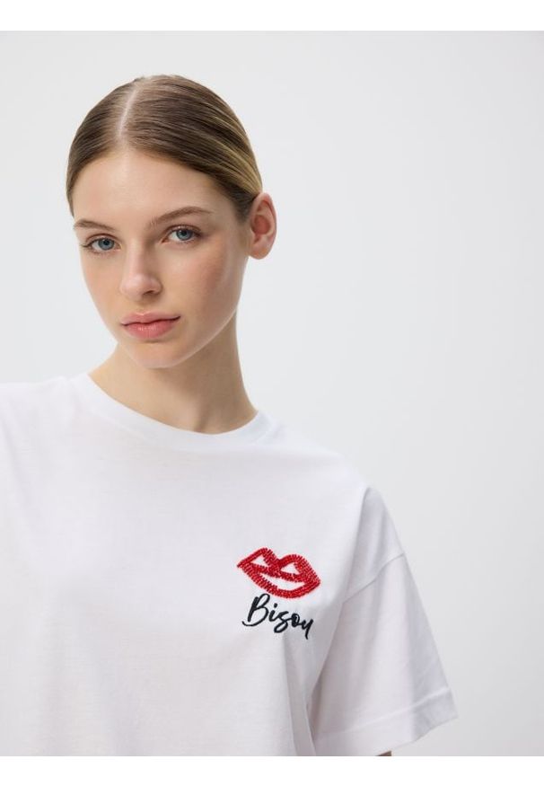 Reserved - T-shirt z aplikacją - biały. Kolor: biały. Materiał: bawełna, dzianina. Wzór: aplikacja. Styl: klasyczny