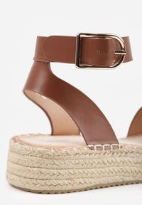 Born2be - Brązowe Sandały VICES na Grubej Plecionej Podeszwie z Paskiem Wokół Kostki Roselena. Okazja: na spacer, na co dzień. Zapięcie: pasek. Kolor: brązowy. Materiał: len. Wzór: haft. Sezon: lato. Styl: casual, elegancki #6