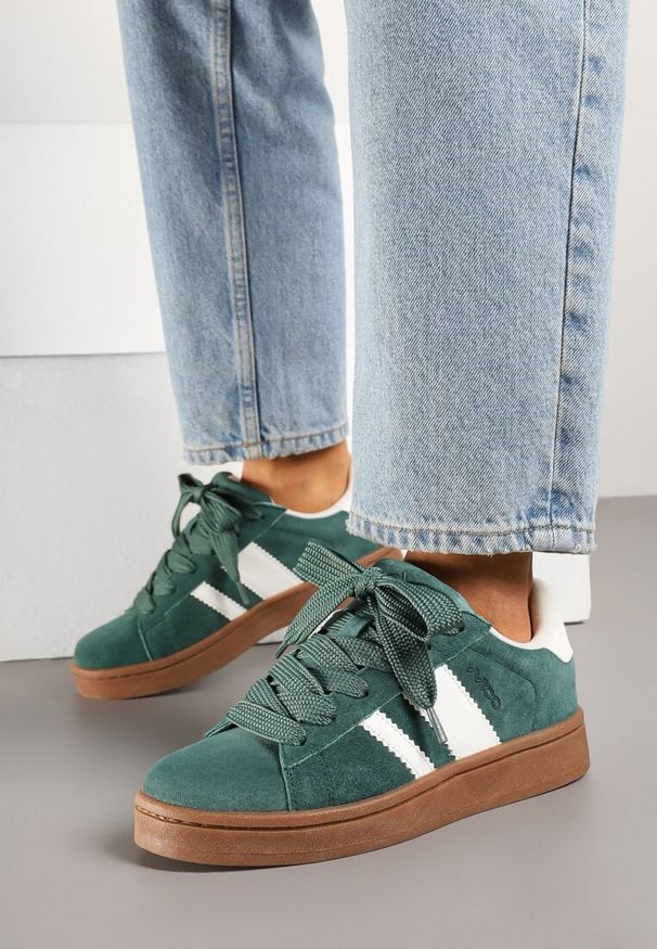 Renee - Zielono-Białe Sneakersy Typu Kultowe Tenisówki Zdobione Paskami Nevellise. Okazja: na spotkanie biznesowe, do pracy. Zapięcie: pasek. Kolor: zielony. Materiał: jeans. Szerokość cholewki: normalna. Wzór: aplikacja