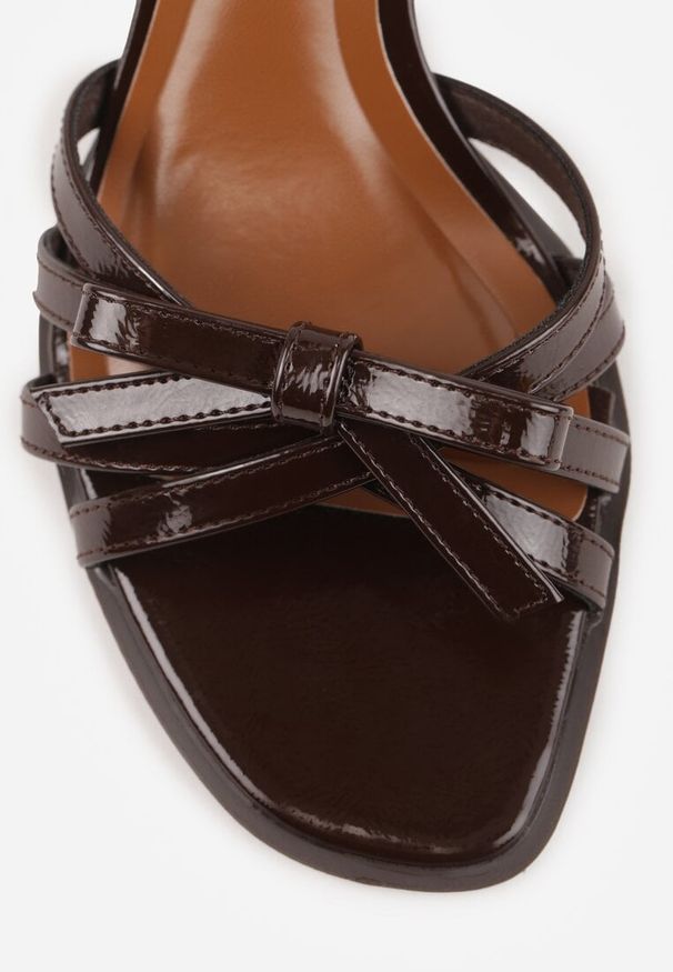 Renee - Brązowe Klapki VICES na Obcasie Kaczuszka z Ozdobną Kokardką Hesephone. Okazja: na co dzień, na imprezę. Kolor: brązowy. Wzór: kwiaty. Sezon: lato. Obcas: na obcasie. Styl: elegancki, casual. Wysokość obcasa: średni