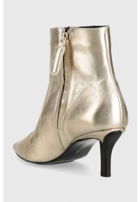 TOMMY HILFIGER - Tommy Hilfiger botki skórzane FW0FW07048 POINTY HEEL BOOT GOLD damskie kolor złoty na szpilce. Kolor: złoty. Materiał: skóra. Obcas: na szpilce. Wysokość obcasa: średni #4