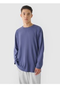 4f - Longsleeve oversize z nadrukiem męski - niebieski. Okazja: na co dzień. Kolor: niebieski. Materiał: bawełna, jersey, dzianina. Długość rękawa: długi rękaw. Długość: długie. Wzór: nadruk. Styl: sportowy, casual, klasyczny