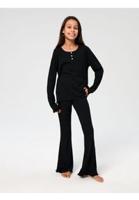 Sinsay - Prążkowana piżama dwuczęściowa z rozszerzanymi nogawkami - czarny. Kolor: czarny. Materiał: prążkowany #1