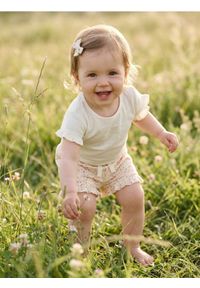 Sinsay - Bawełniane szorty ze wzorem kwiatowym - kremowy. Kolor: kremowy. Materiał: bawełna. Wzór: kwiaty #1