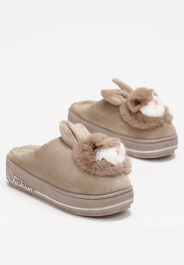 Born2be - Ciemnobeżowe Kapcie na Grubej Podeszwie z Króliczkiem Puppis. Okazja: do domu. Zapięcie: bez zapięcia. Kolor: beżowy. Wzór: aplikacja
