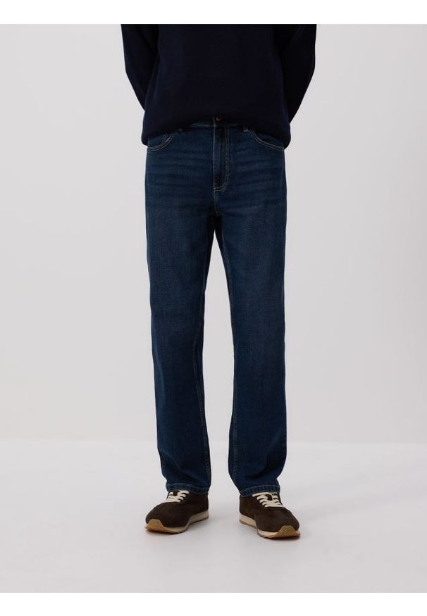 Reserved - Jeansy straight fit - granatowy. Kolor: niebieski