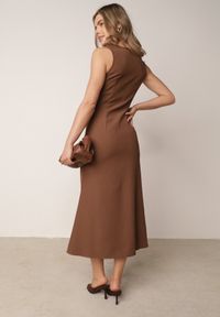 Born2be - Brązowa Sukienka VICES Ozdobiona Aplikacją na Ramieniu Palleleora. Okazja: na wesele, na ślub cywilny. Kolor: brązowy. Wzór: aplikacja. Typ sukienki: proste. Styl: elegancki #7