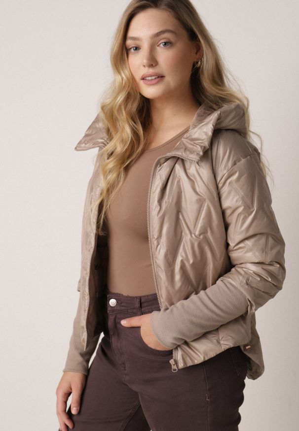 Born2be - Brązowa Kurtka z Kapturem Pikowana z Materiałowymi Wykończeniami Sofie. Okazja: na co dzień. Typ kołnierza: kaptur. Kolor: brązowy. Materiał: materiał. Styl: casual